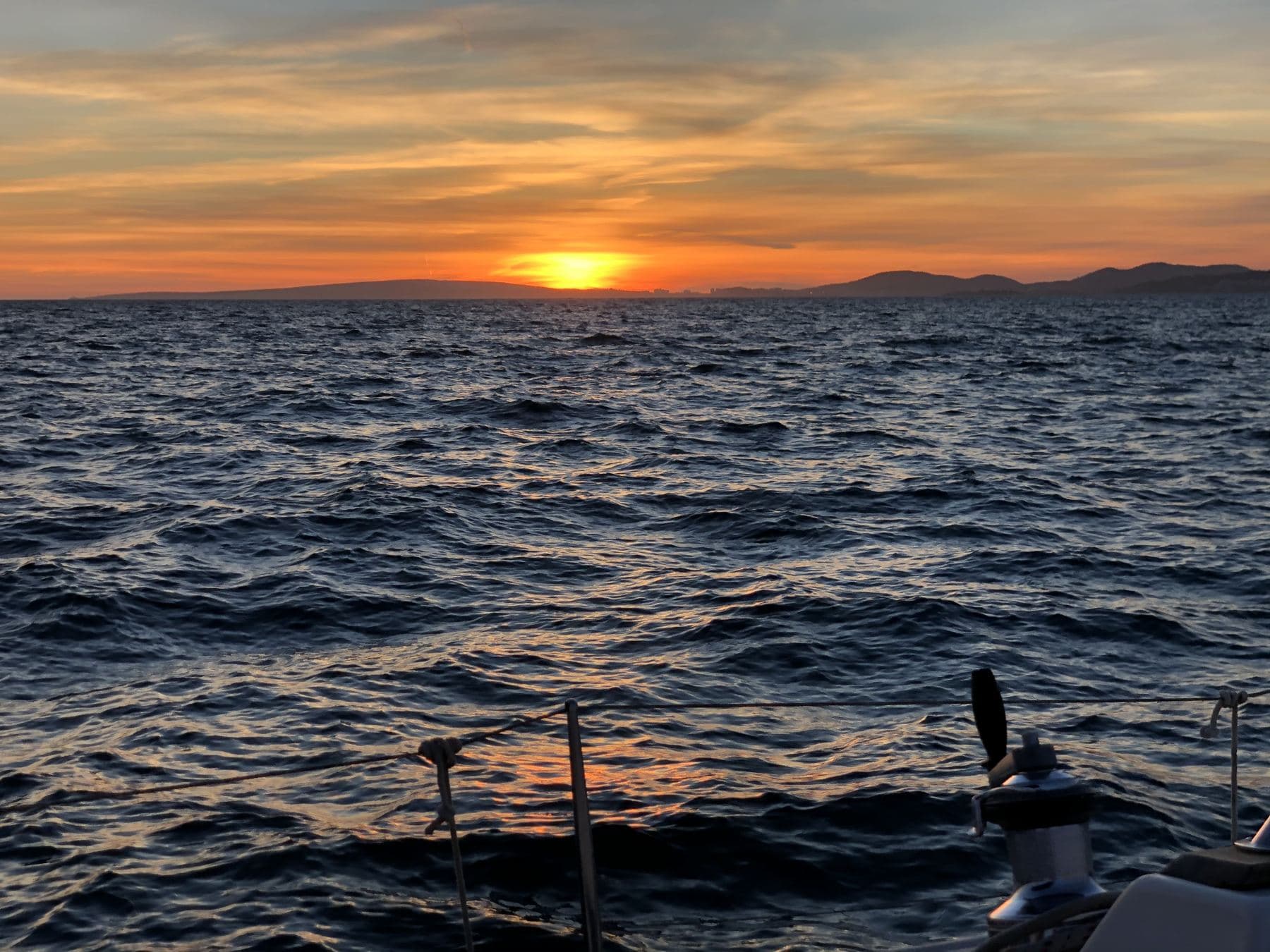 Atardecer sobre el mar Mediterráneo desde un velero
