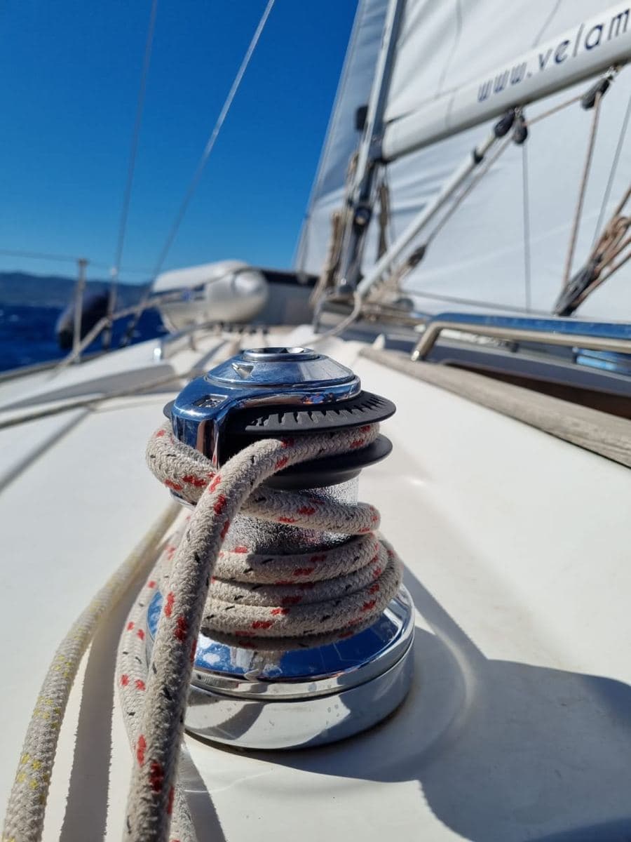 Detalle de un winche con cabos en la cubierta de un velero