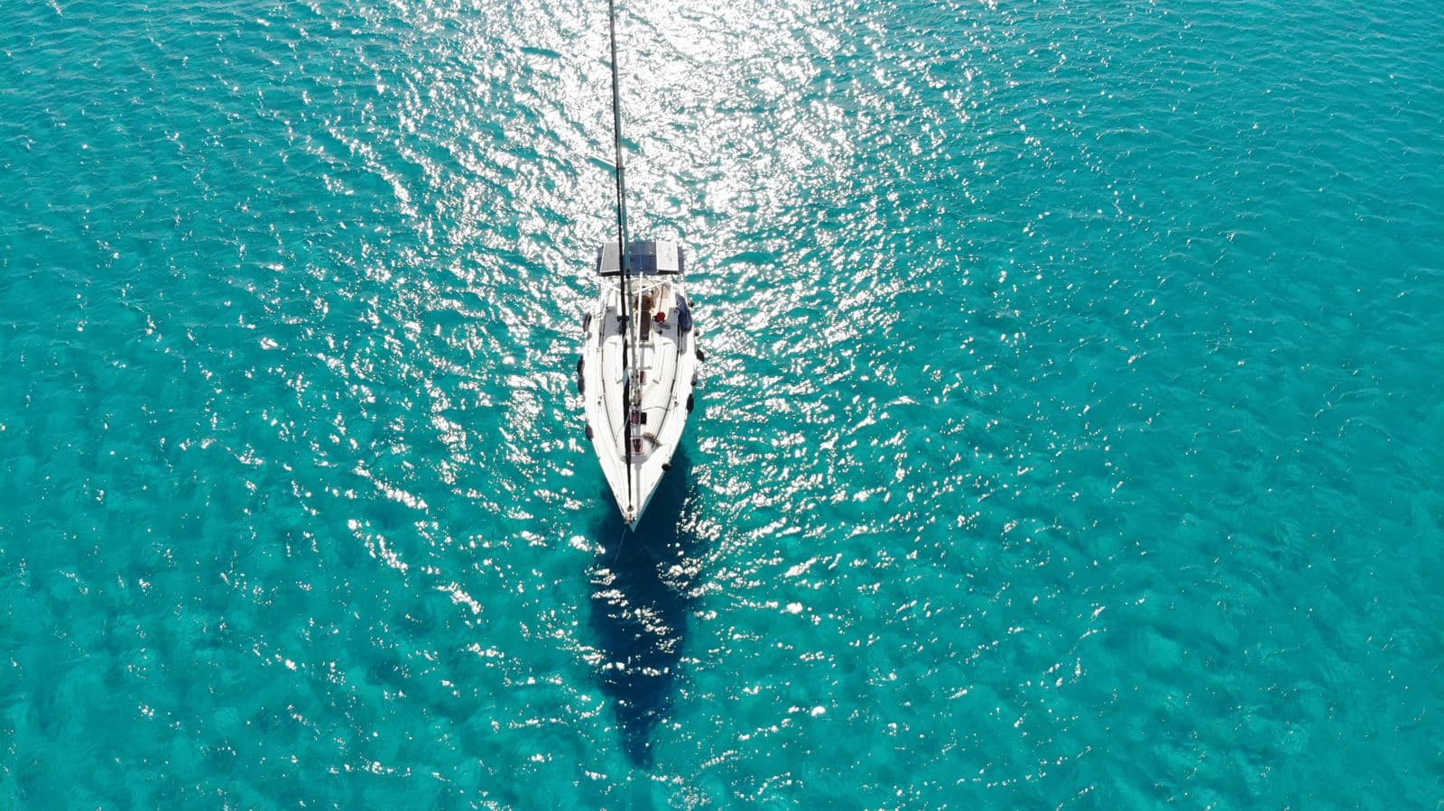 Estela de un velero navegando por la costa de Mallorca