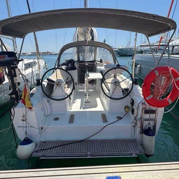 Bañera del Beneteau Oceanis 30.1 con sus dos ruedas de timón, amarrado en puerto