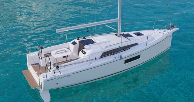 Cubierta del Beneteau Oceanis 30.1 navegando