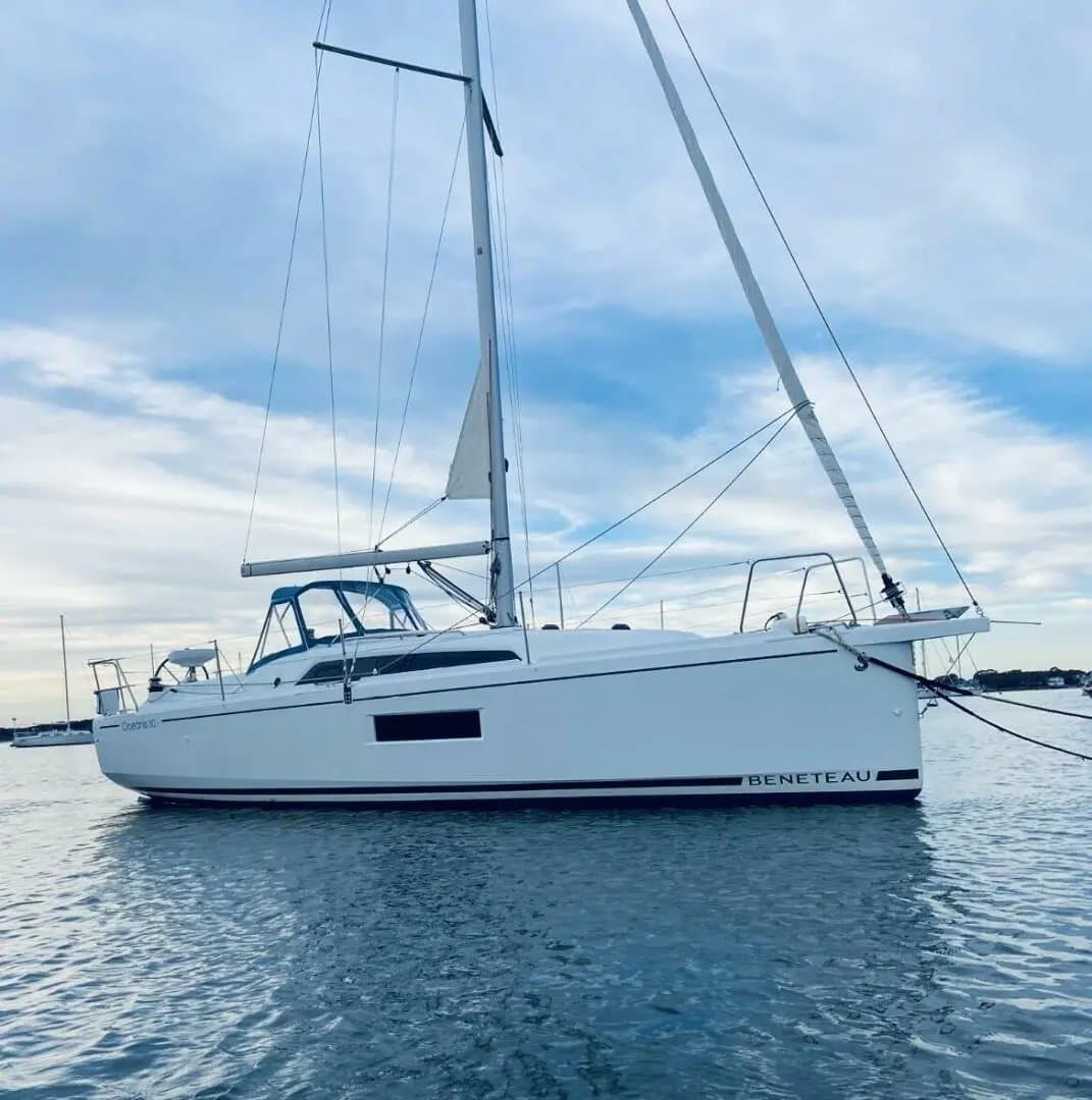 Beneteau Oceanis 30.1, el barco de Mago Yacht Club, fondeado