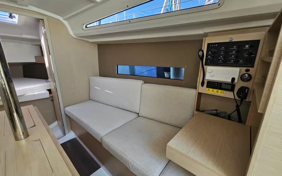 Mesa de cartas y salón interior del Oceanis 30.1