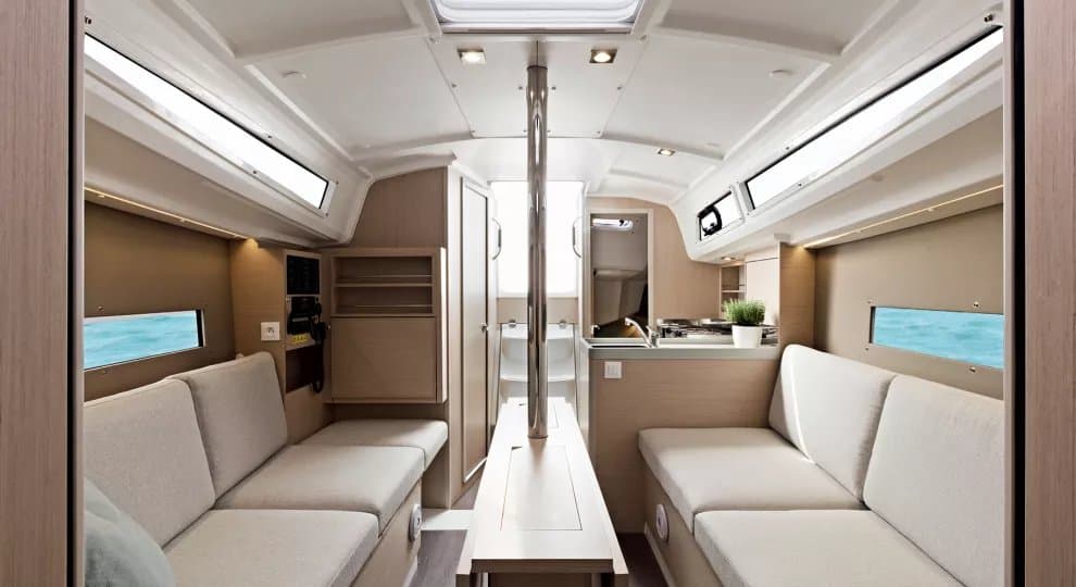 Salón interior del Beneteau Oceanis 30.1