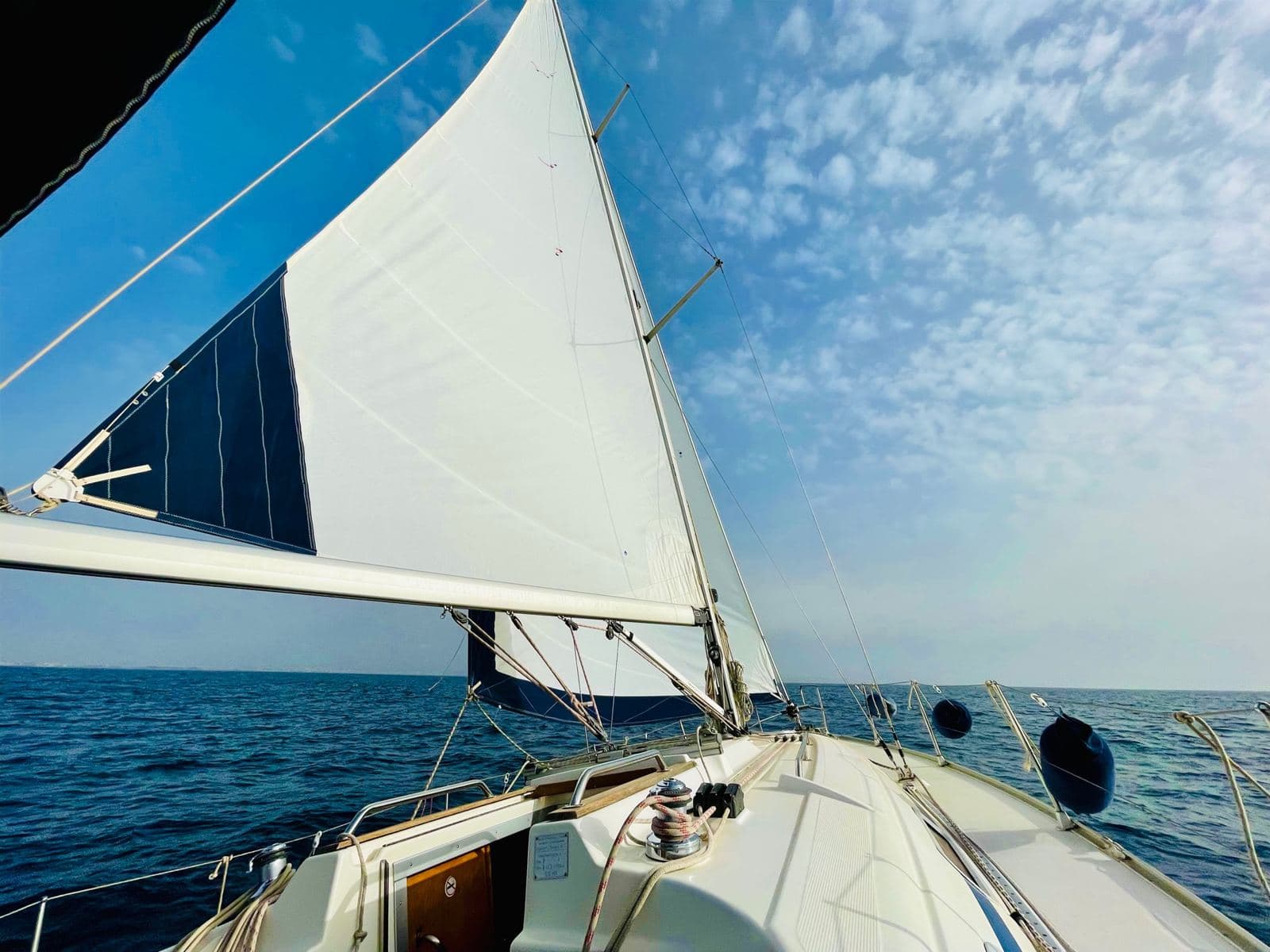 Vela mayor y foque de un velero navegando
